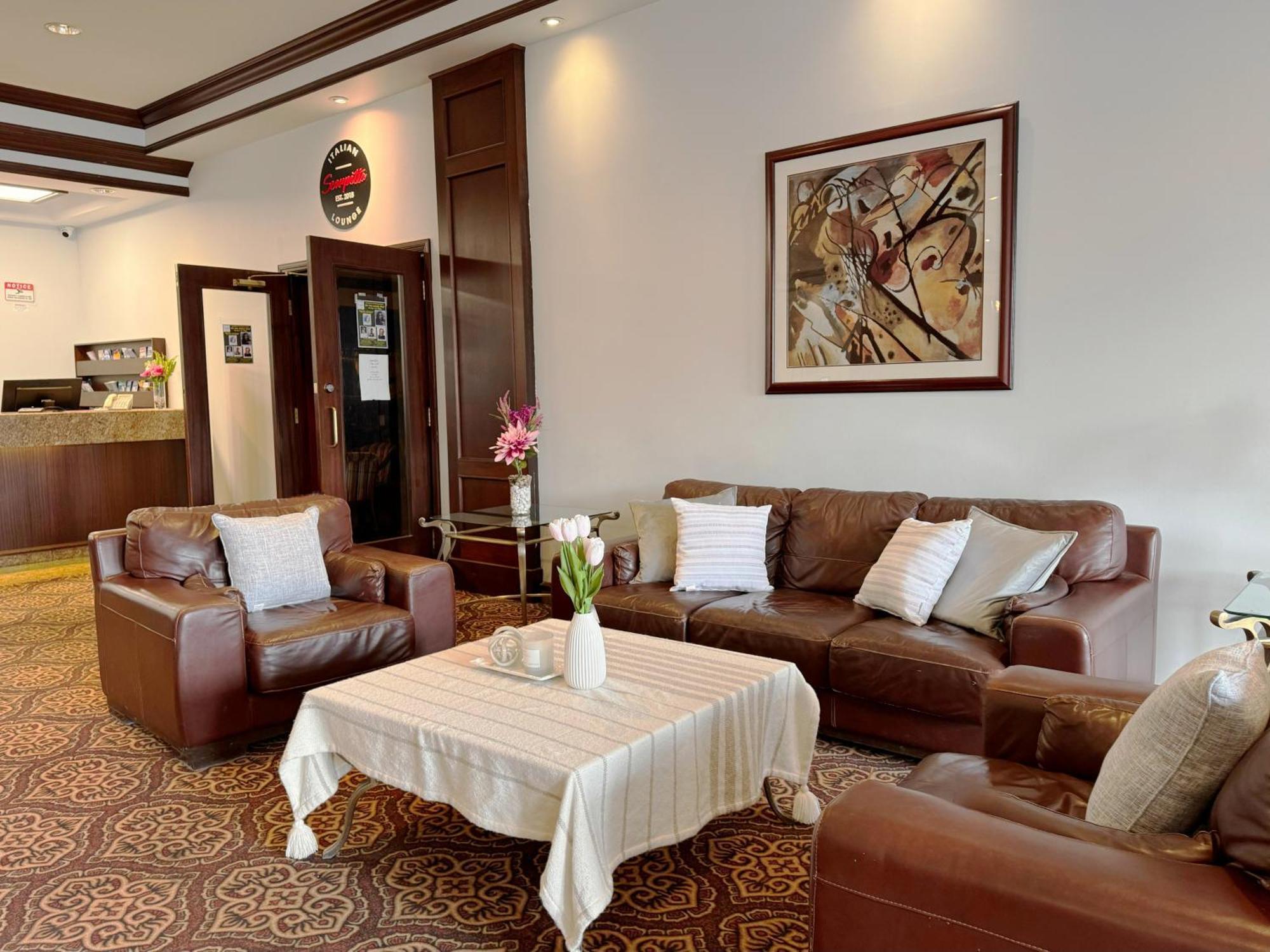 Divya Sutra Plaza And Conference Centre Calgary Airport Hotell Exteriör bild