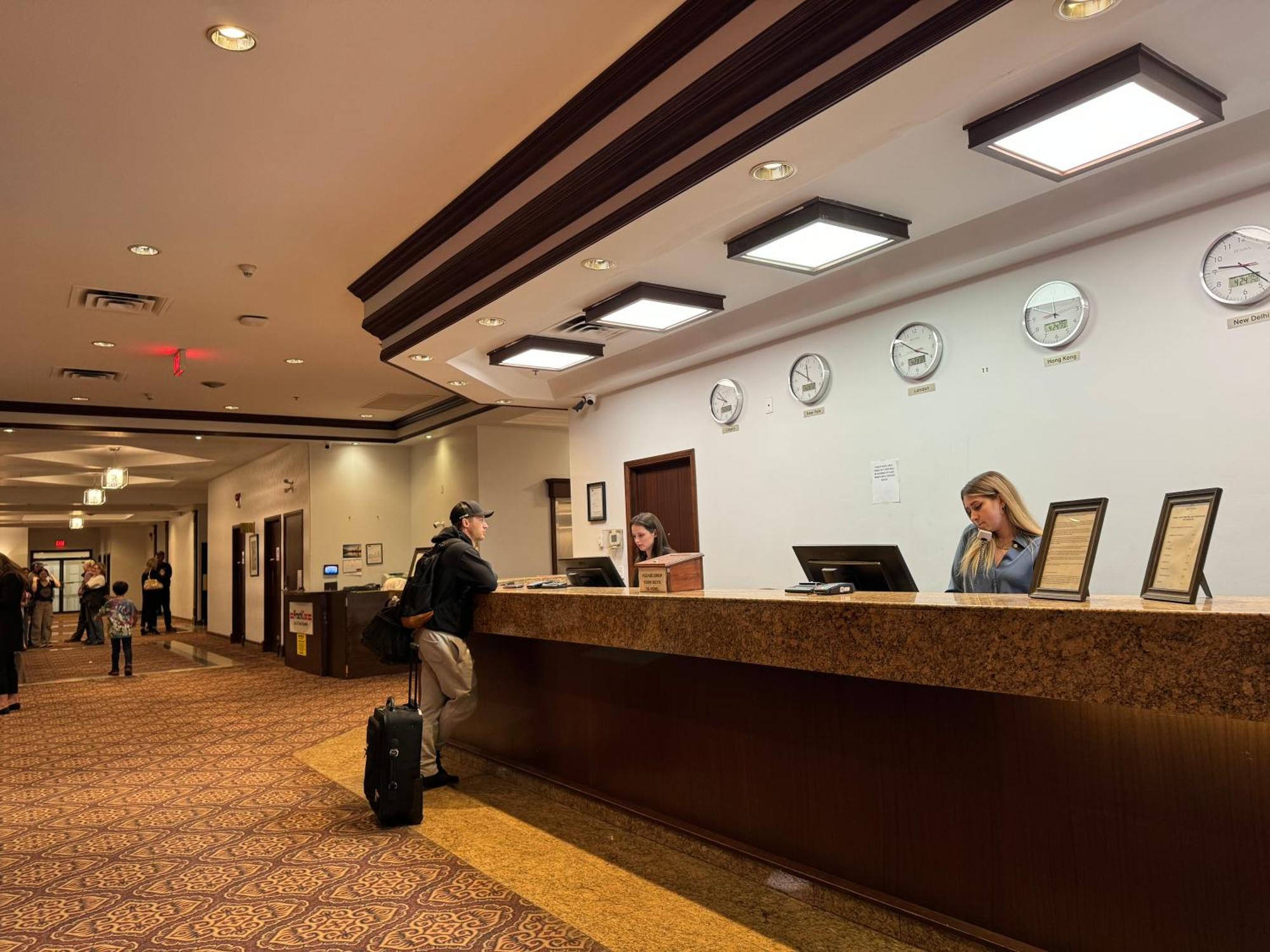 Divya Sutra Plaza And Conference Centre Calgary Airport Hotell Exteriör bild