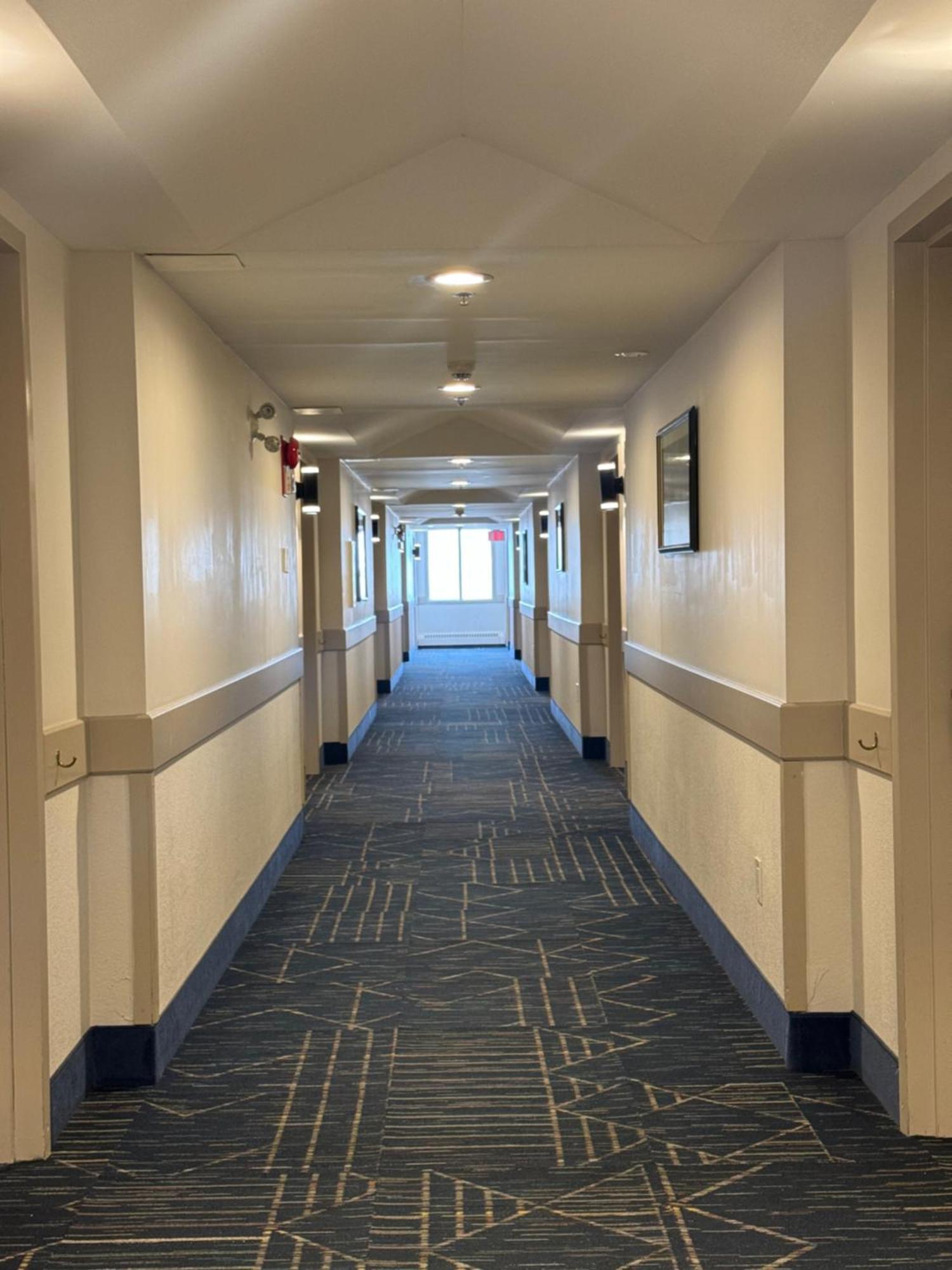 Divya Sutra Plaza And Conference Centre Calgary Airport Hotell Exteriör bild