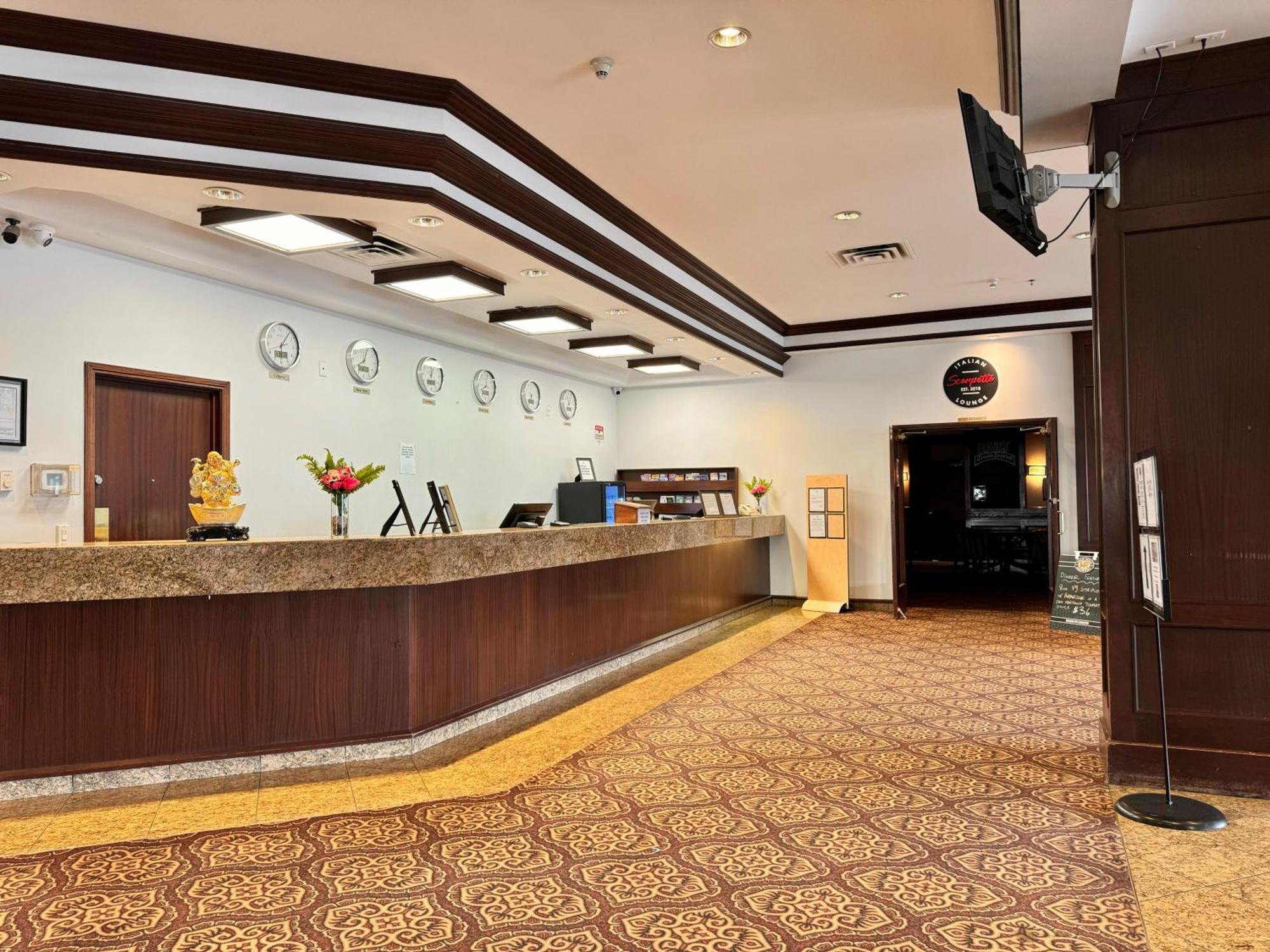 Divya Sutra Plaza And Conference Centre Calgary Airport Hotell Exteriör bild