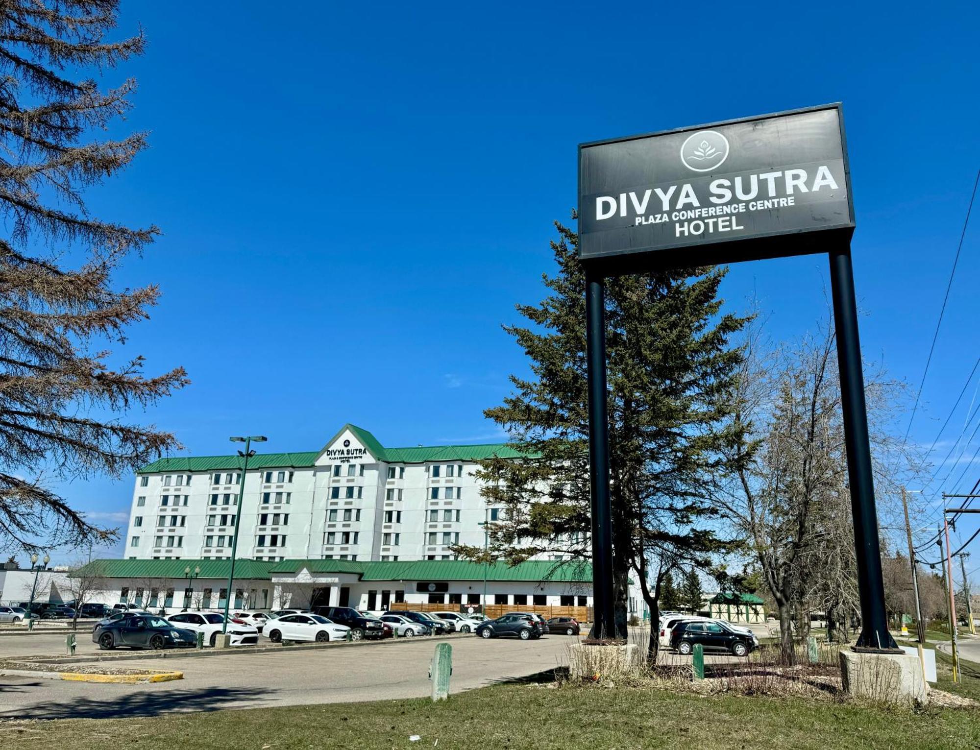 Divya Sutra Plaza And Conference Centre Calgary Airport Hotell Exteriör bild