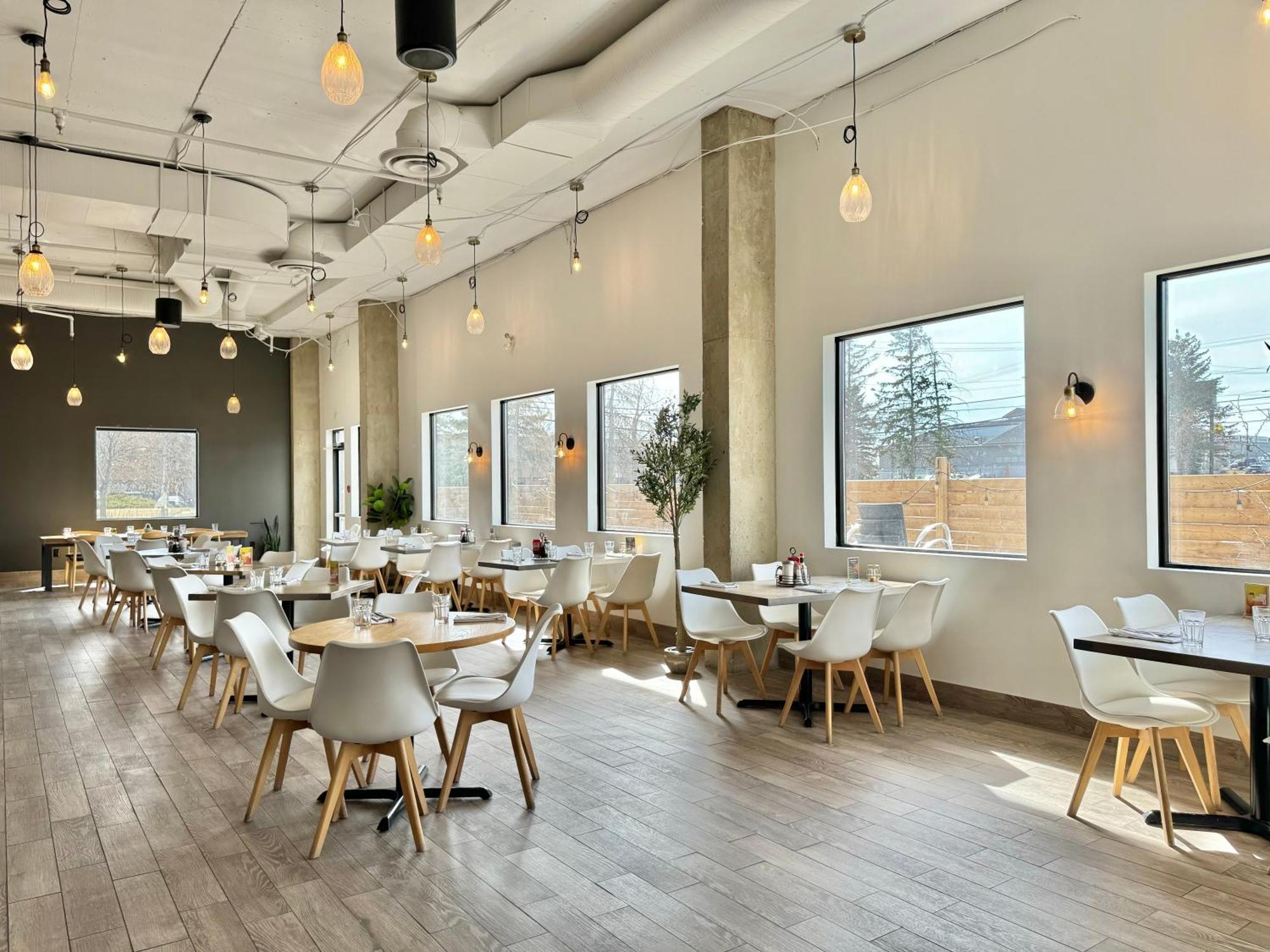 Divya Sutra Plaza And Conference Centre Calgary Airport Hotell Exteriör bild