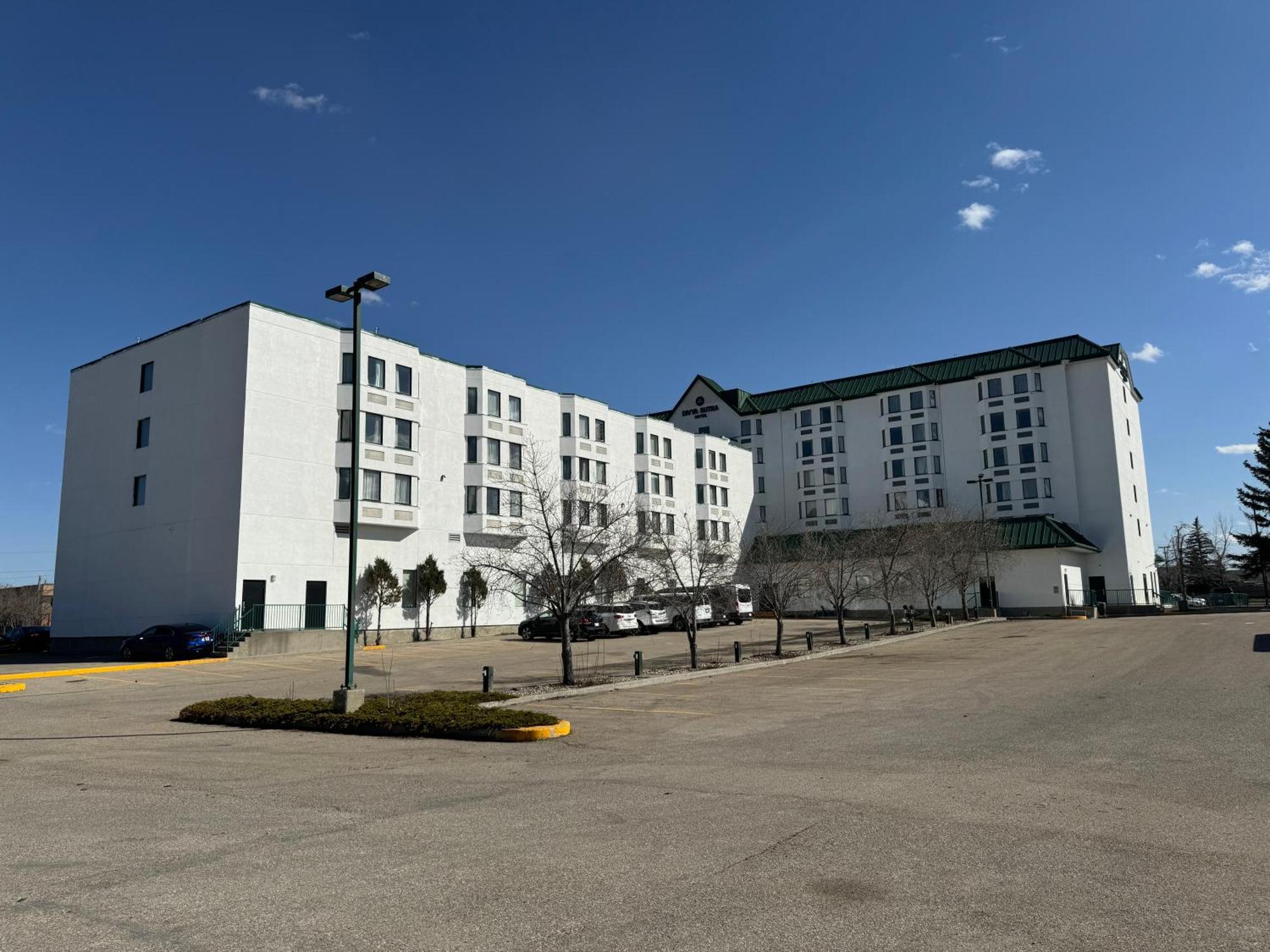 Divya Sutra Plaza And Conference Centre Calgary Airport Hotell Exteriör bild