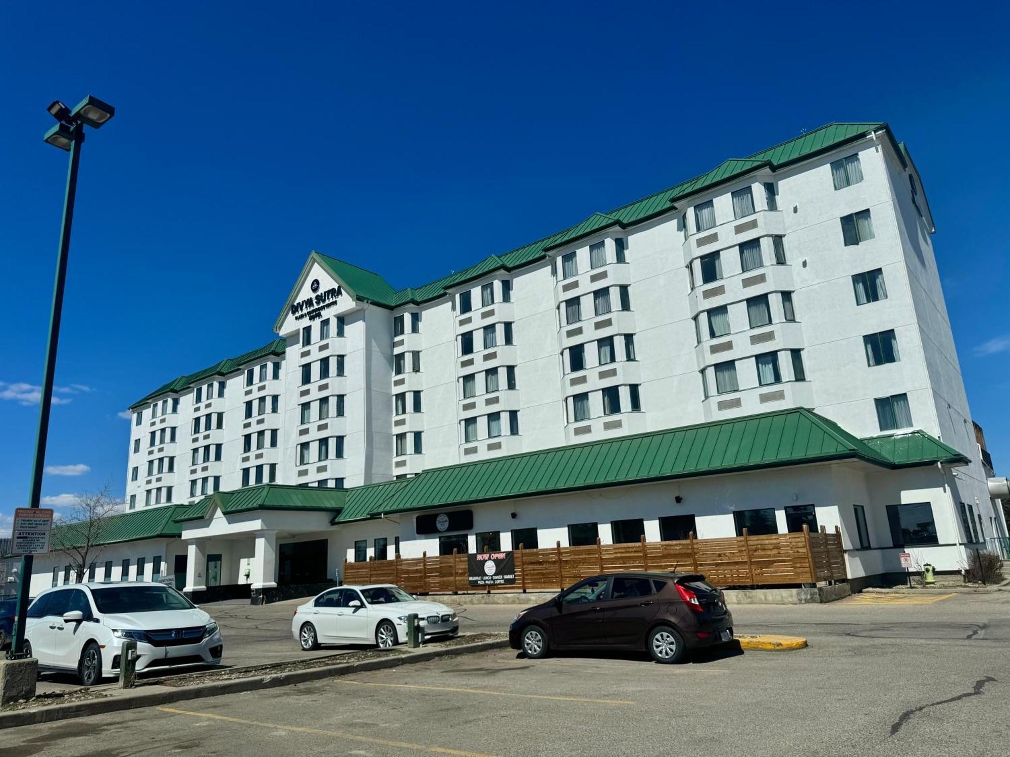 Divya Sutra Plaza And Conference Centre Calgary Airport Hotell Exteriör bild