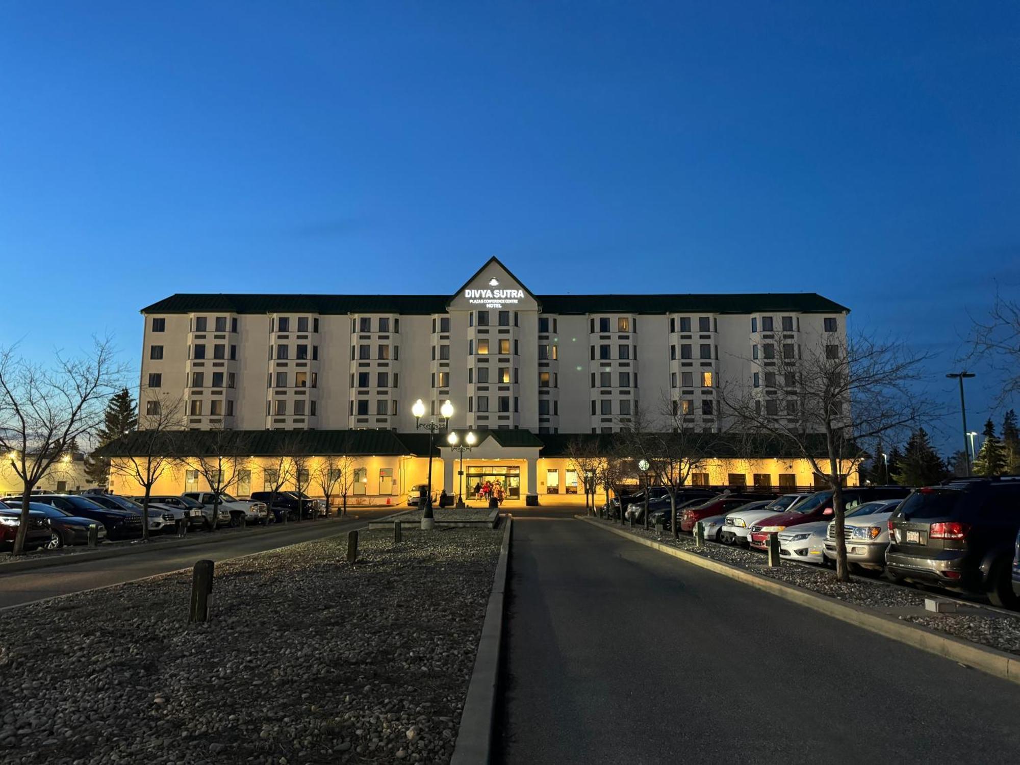 Divya Sutra Plaza And Conference Centre Calgary Airport Hotell Exteriör bild