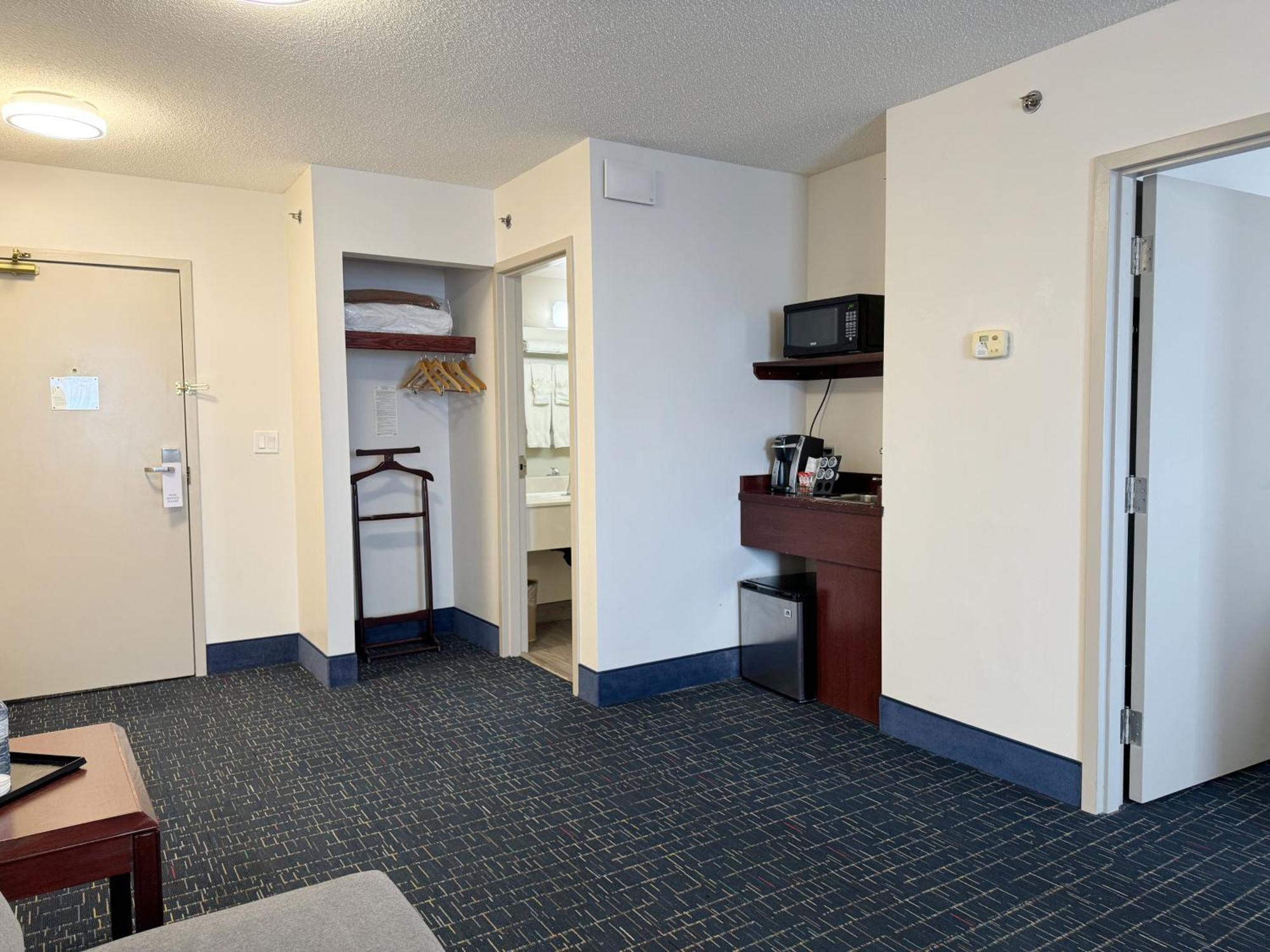 Divya Sutra Plaza And Conference Centre Calgary Airport Hotell Exteriör bild