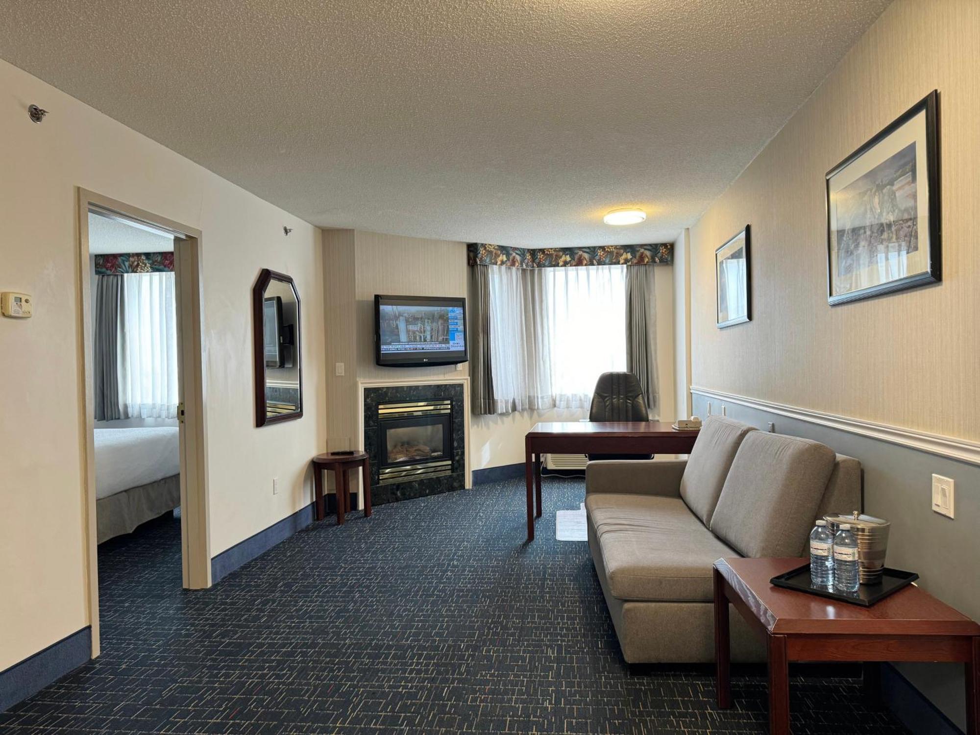 Divya Sutra Plaza And Conference Centre Calgary Airport Hotell Exteriör bild
