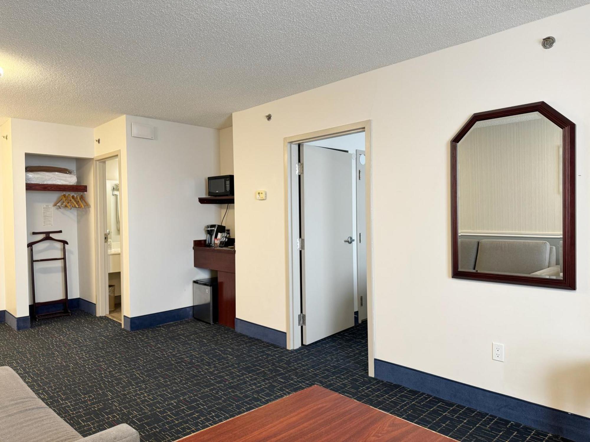 Divya Sutra Plaza And Conference Centre Calgary Airport Hotell Exteriör bild