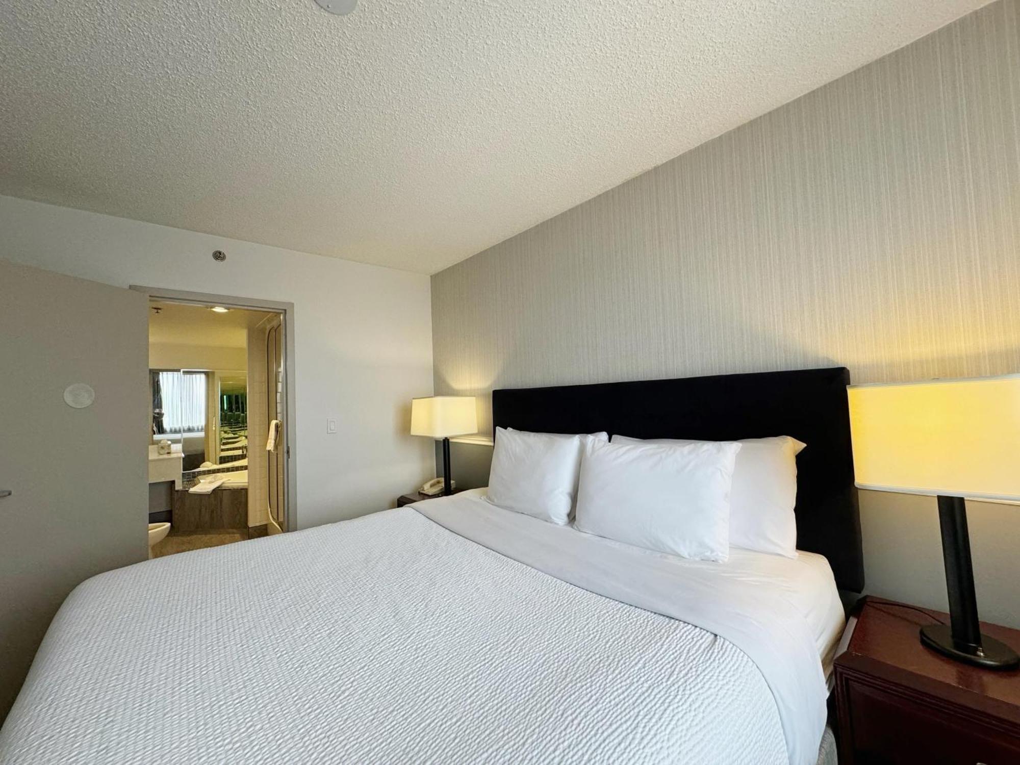 Divya Sutra Plaza And Conference Centre Calgary Airport Hotell Exteriör bild