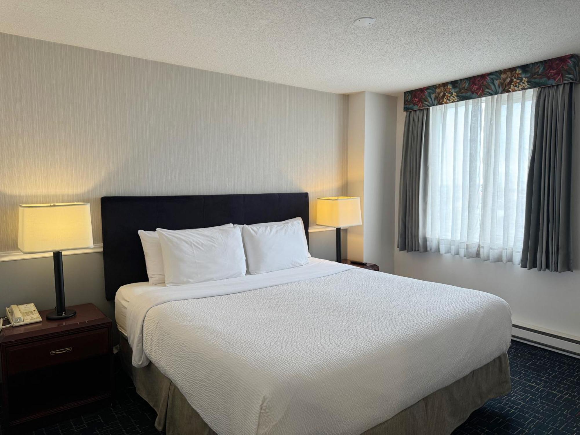 Divya Sutra Plaza And Conference Centre Calgary Airport Hotell Exteriör bild
