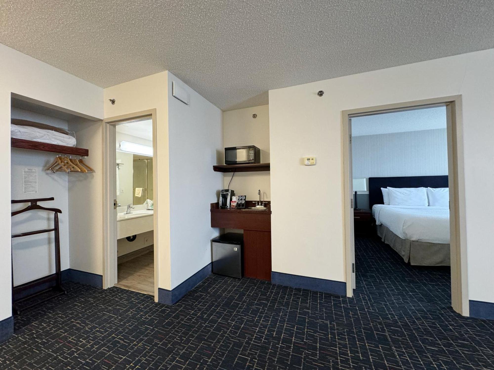 Divya Sutra Plaza And Conference Centre Calgary Airport Hotell Exteriör bild