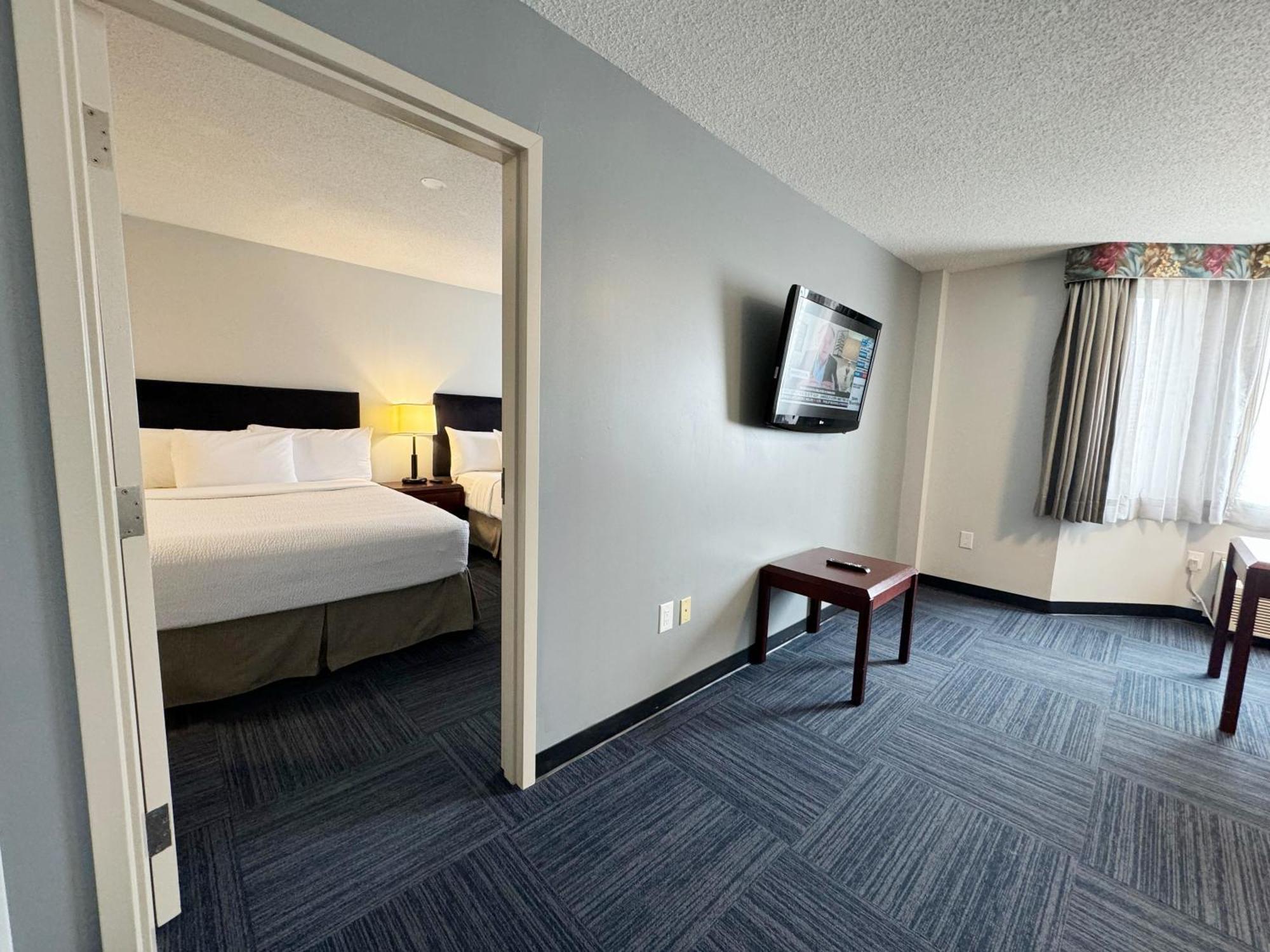 Divya Sutra Plaza And Conference Centre Calgary Airport Hotell Exteriör bild