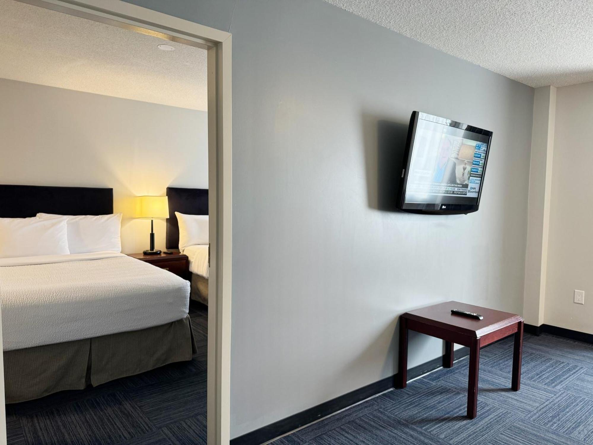 Divya Sutra Plaza And Conference Centre Calgary Airport Hotell Exteriör bild