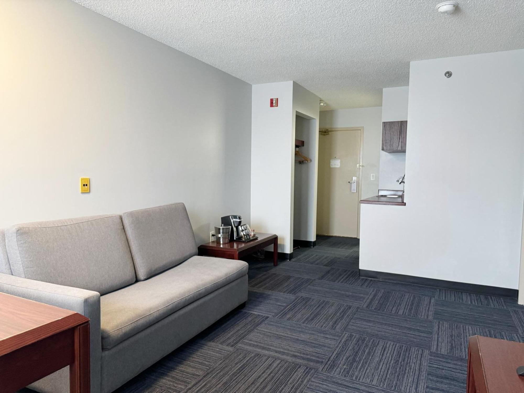 Divya Sutra Plaza And Conference Centre Calgary Airport Hotell Exteriör bild
