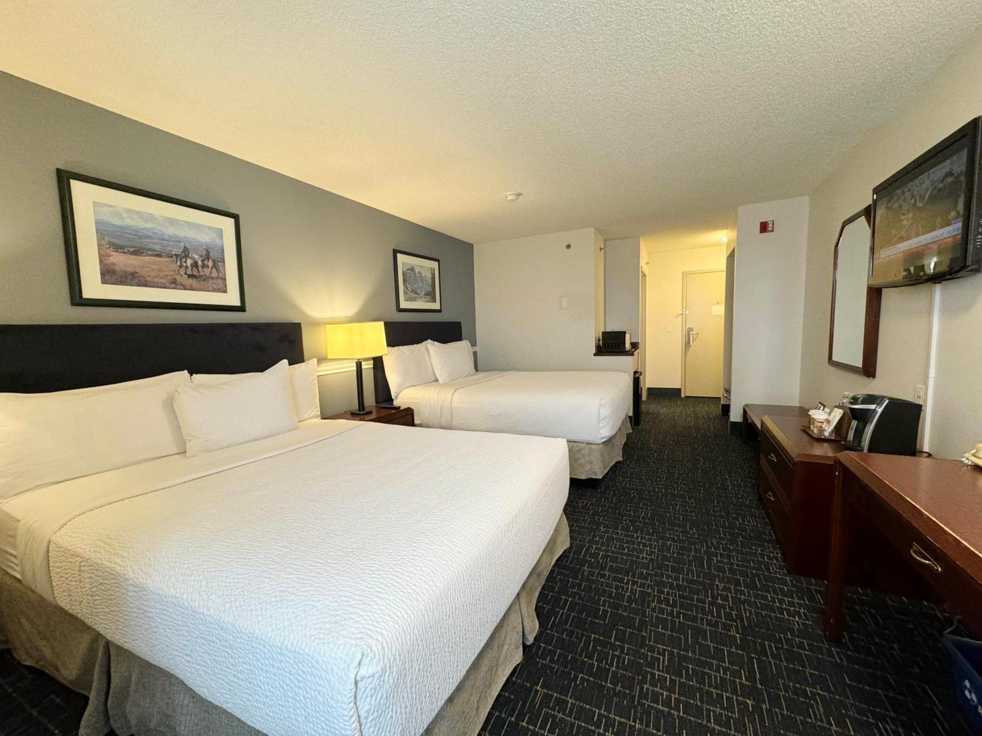 Divya Sutra Plaza And Conference Centre Calgary Airport Hotell Exteriör bild