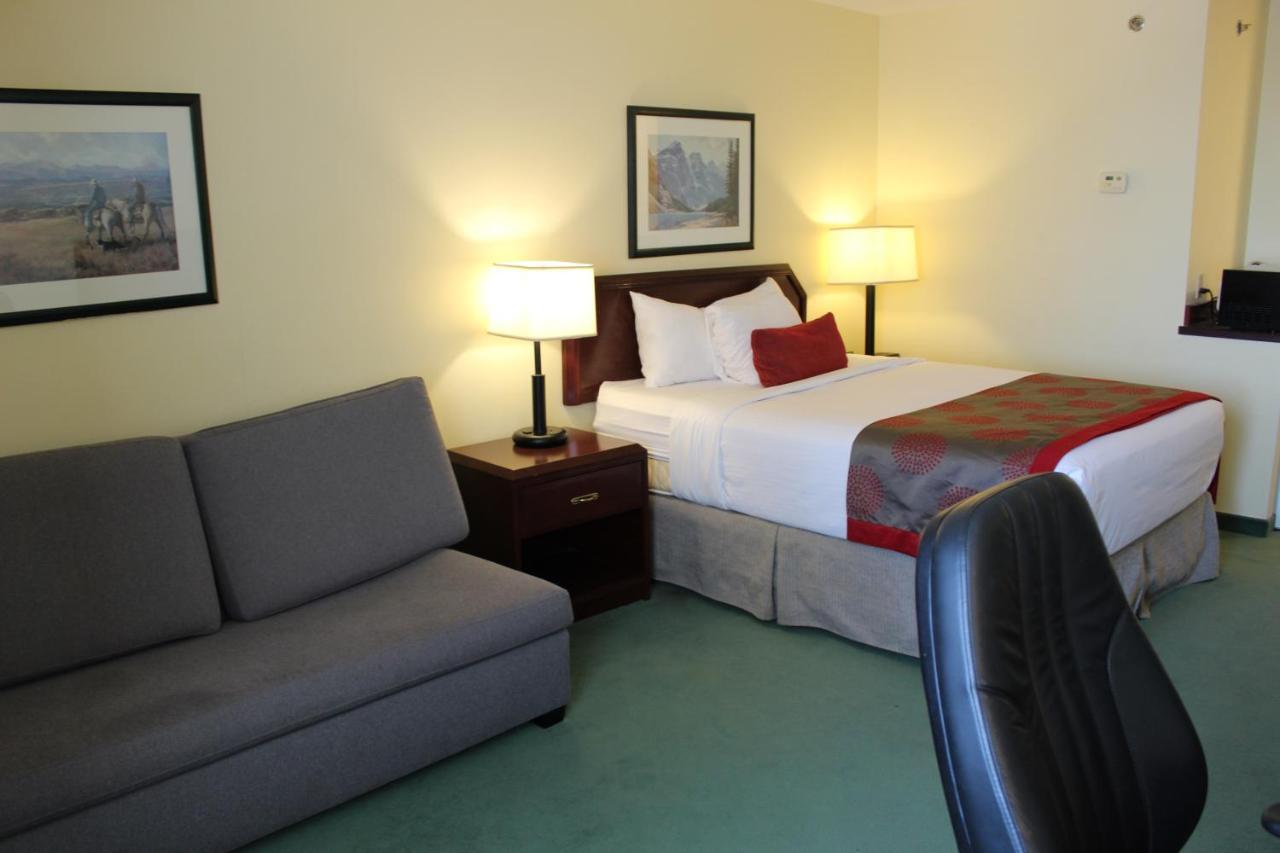 Divya Sutra Plaza And Conference Centre Calgary Airport Hotell Exteriör bild